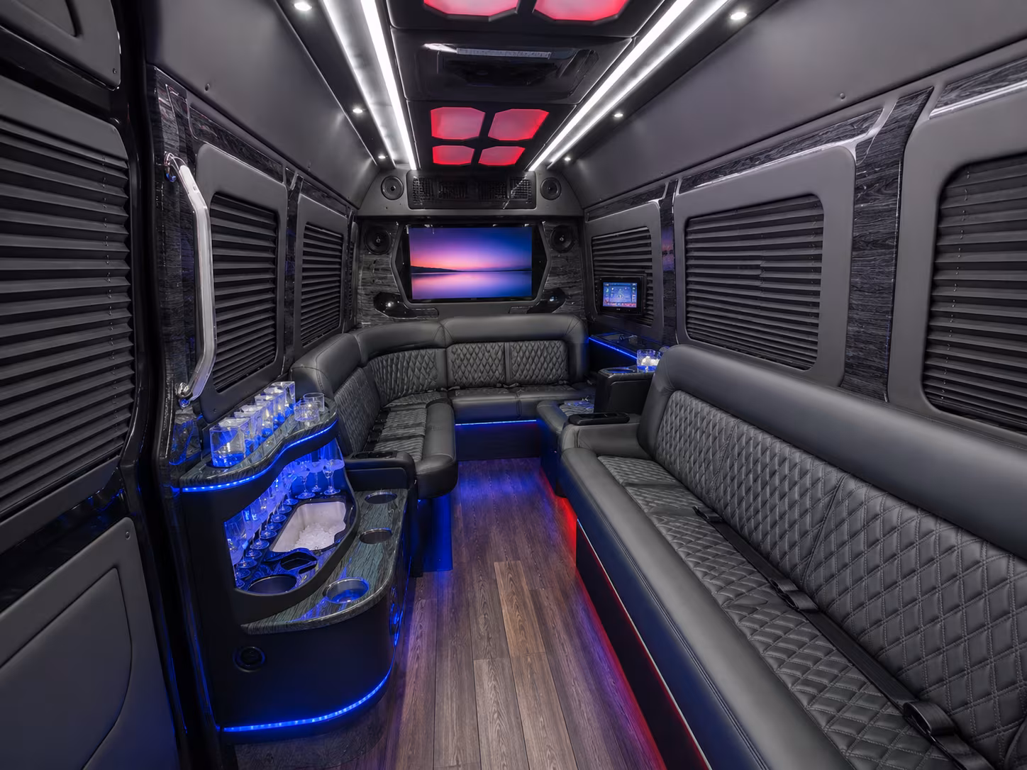 choosing the right bus for multi day trips to chicago green bay and wisconsin dells